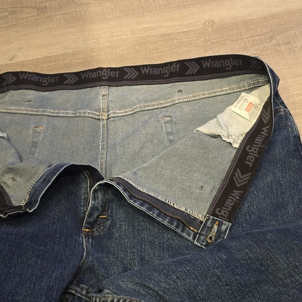 Mens Wrangler Regular fit denim cotton & spandex 48" waist 30" Length Mens - Picture 8 of 8